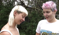 Aussie lesbian urinates