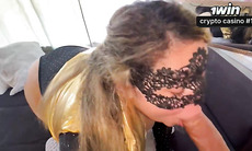 Enquanto transamos, ouvimos música para que o vizinho não nos ouça.