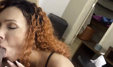 duas garotas trans brasileiras se divertem brincando um