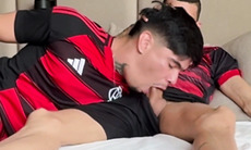 ARROMBANDO O FLAMENGUISTA SEM CAPA E GOZANDO DENTRO